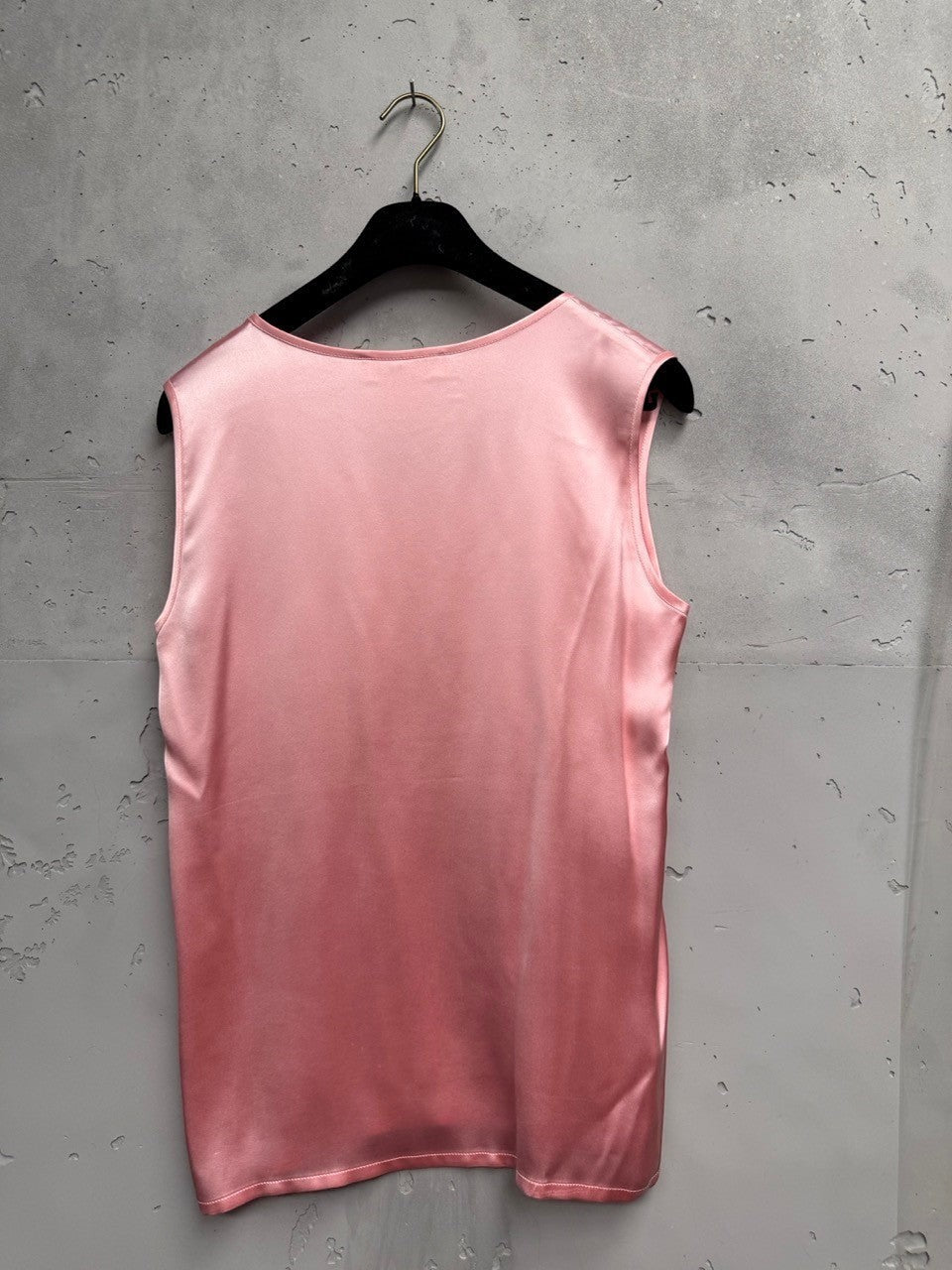 BERLIN VINTAGE CORNER pink silk blend sleeveless tank top with a subtle sheen and elegant drape.