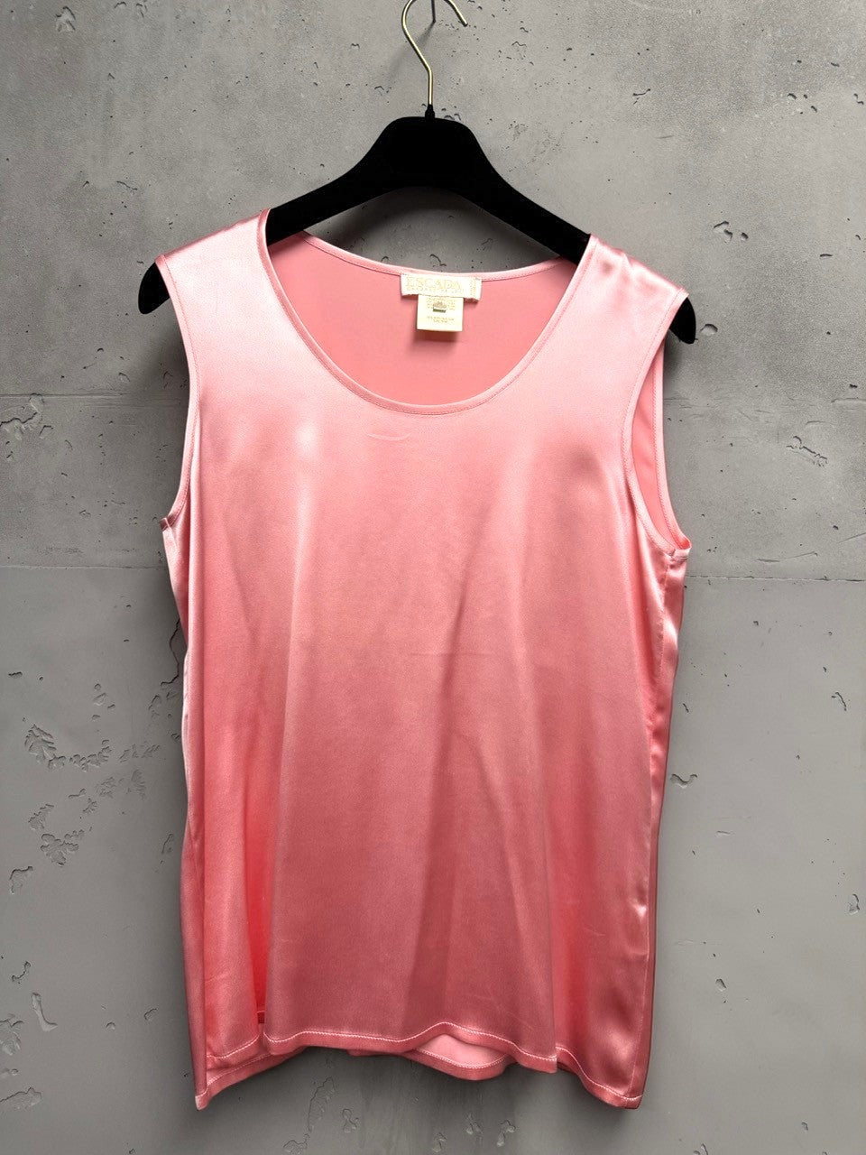 BERLIN VINTAGE CORNER pink silk blend sleeveless tank top with a subtle sheen and elegant drape.