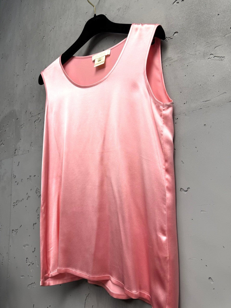 BERLIN VINTAGE CORNER pink silk blend sleeveless tank top with a subtle sheen and elegant drape.
