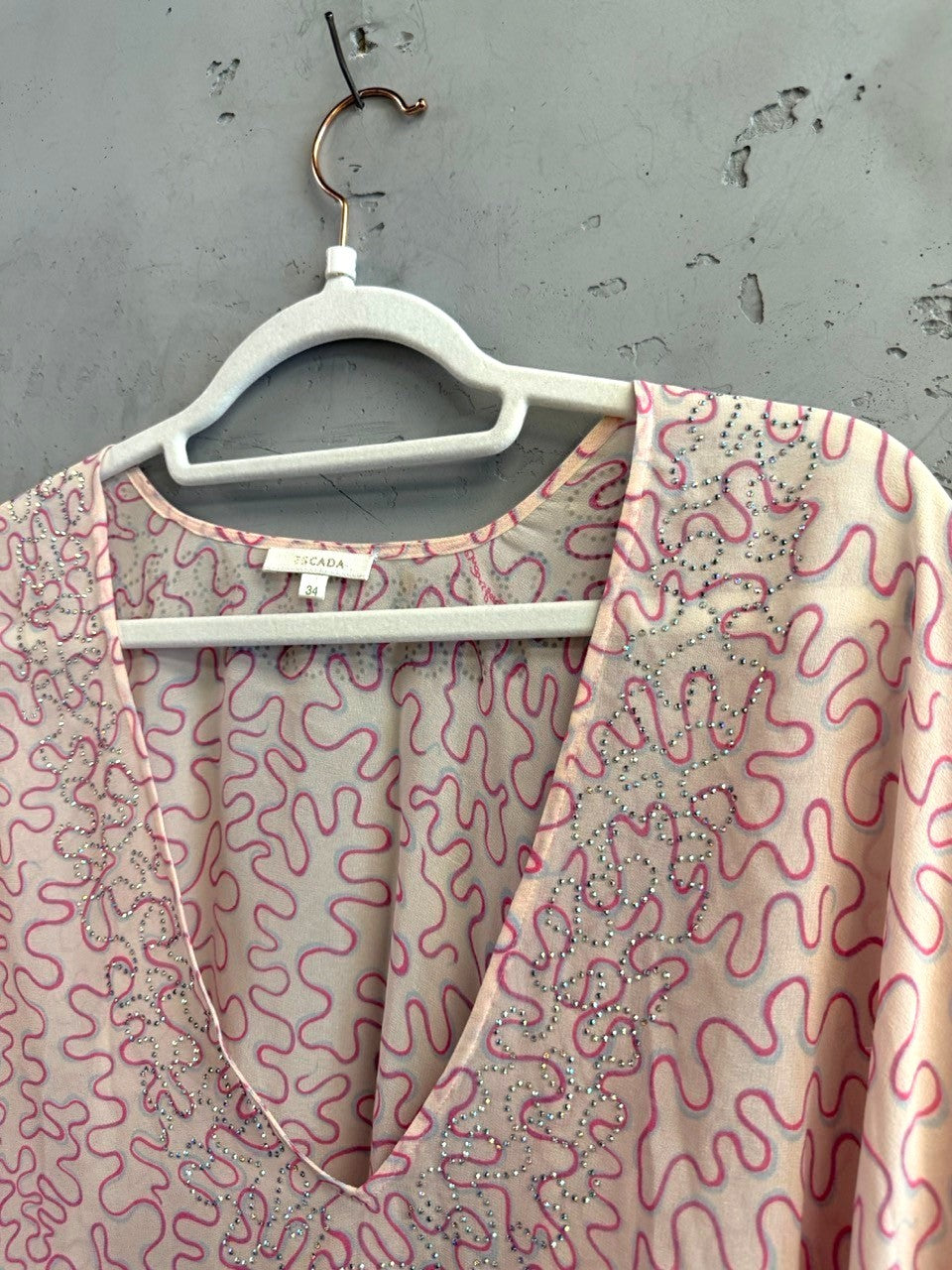 BERLIN VINTAGE CORNER kaftan top with pink squiggle pattern, crystal-embellished V-neckline, and lightweight fabric.