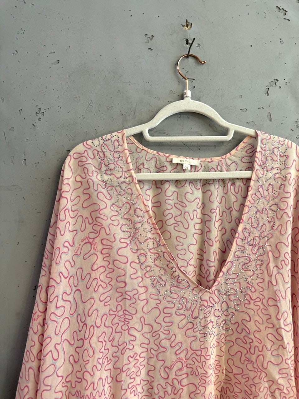 BERLIN VINTAGE CORNER kaftan top in light pink with a whimsical squiggle pattern and crystal-embellished V-neckline.
