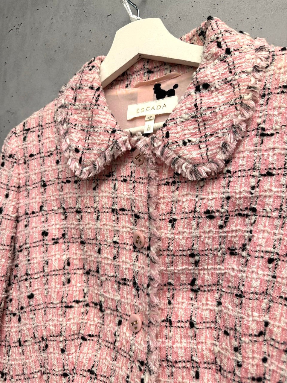 BERLIN VINTAGE CORNER pink tweed jacket with frayed trim, classic collar, and button-down front. Plaid pattern with black and white threads.