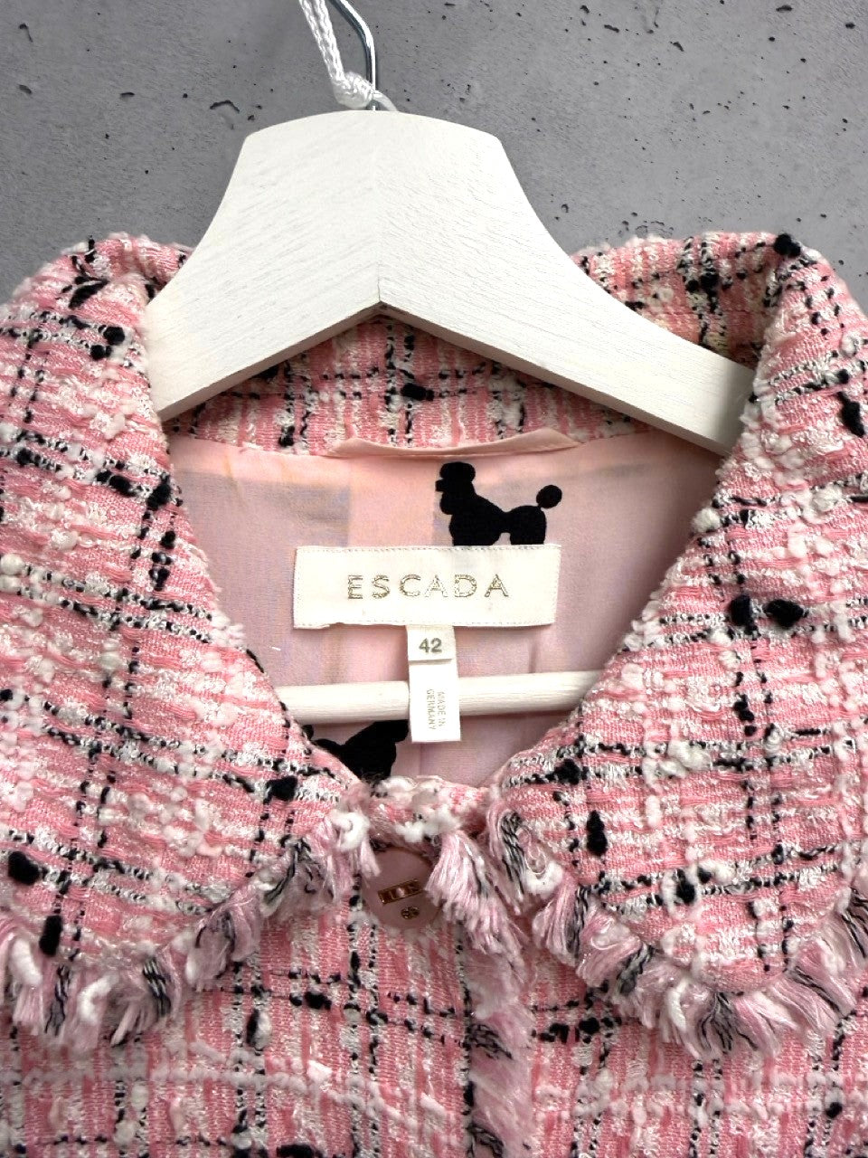 BERLIN VINTAGE CORNER pink tweed jacket with frayed trim, classic collar, and plaid pattern. Features black and white threads.