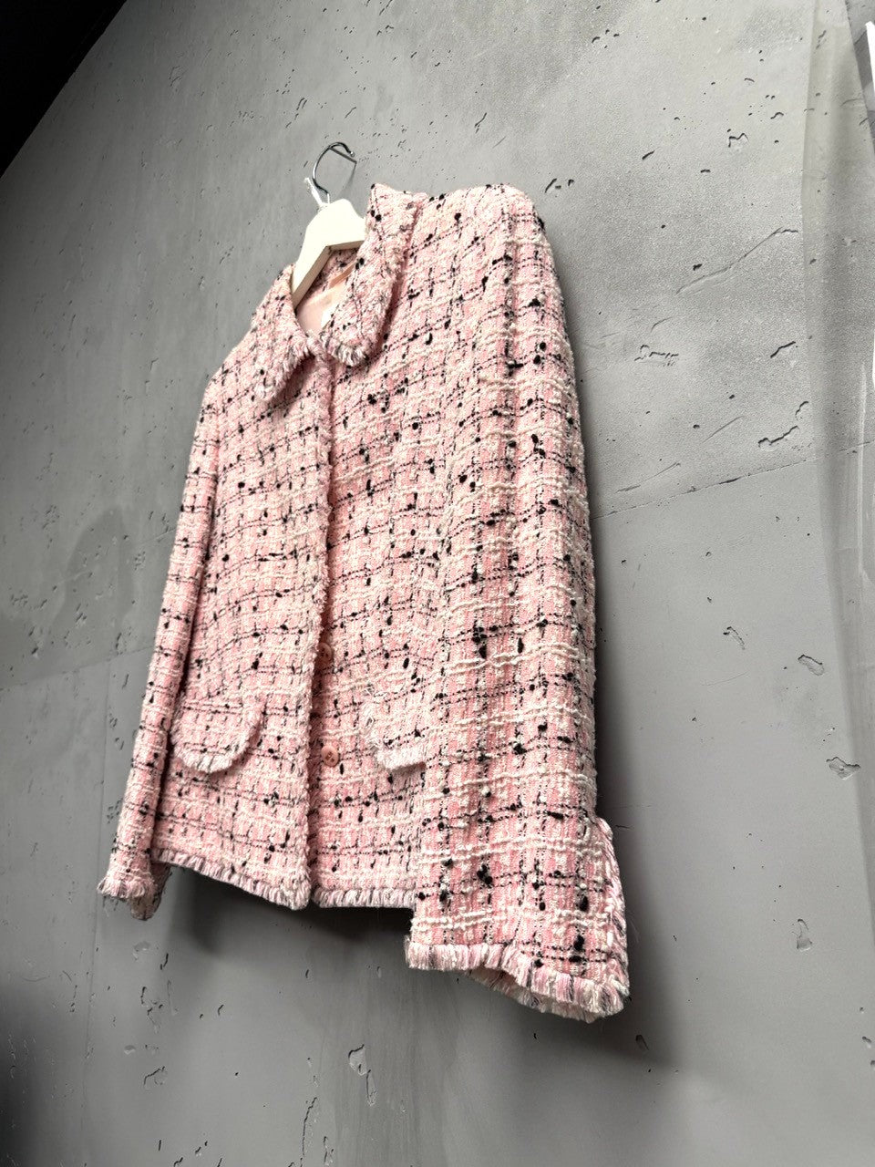 BERLIN VINTAGE CORNER pink tweed jacket with frayed trim, classic collar, button-down front, and plaid pattern.