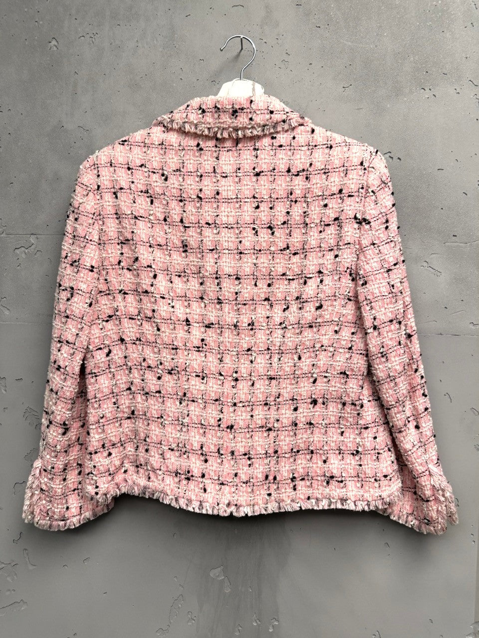 BERLIN VINTAGE CORNER pink tweed jacket with frayed trim and plaid pattern. Classic collar, button-down front.