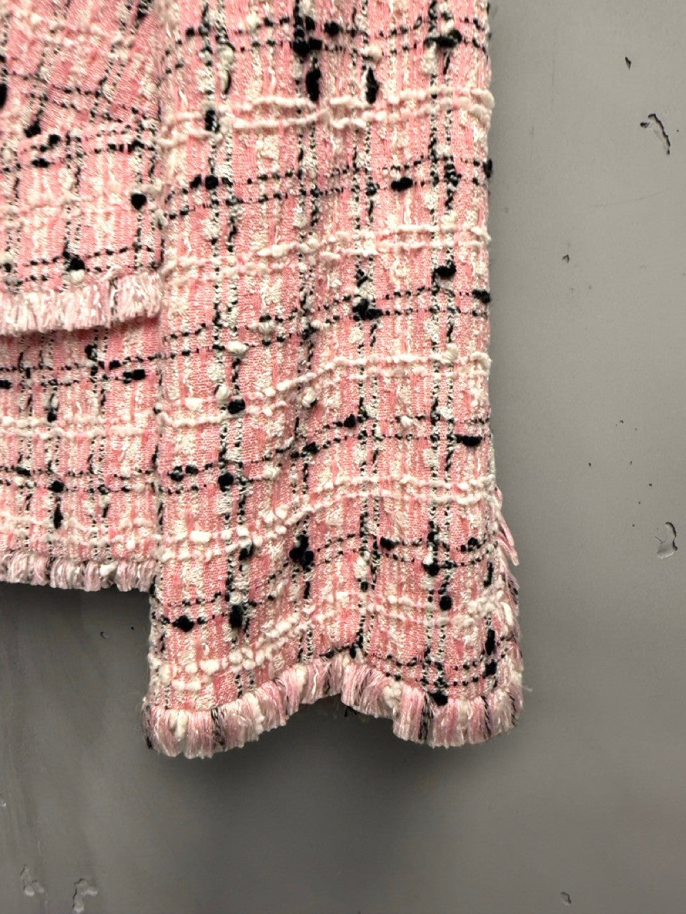 BERLIN VINTAGE CORNER pink tweed jacket with frayed trim and plaid pattern. Classic collar and button-down front.