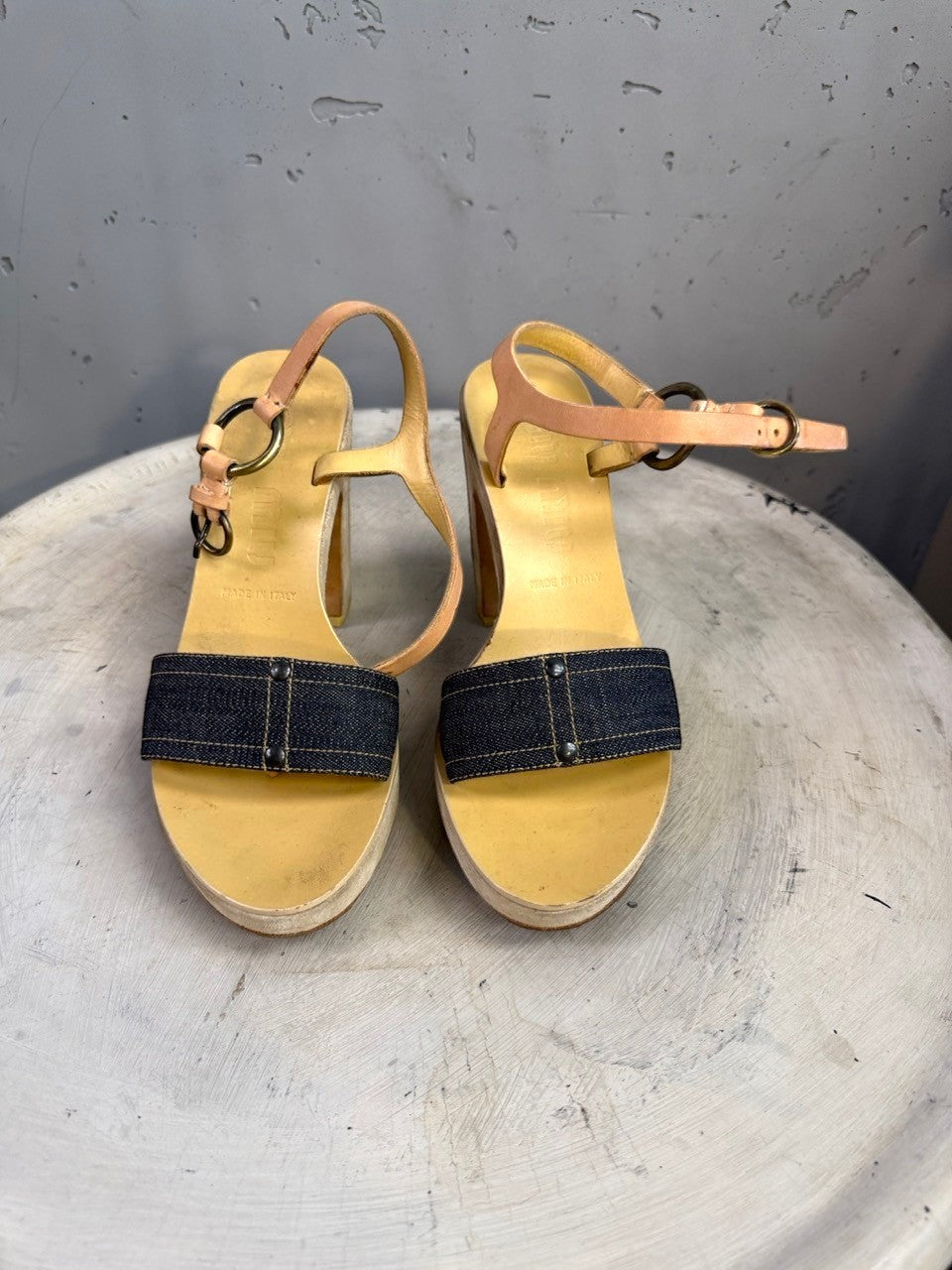 BERLIN VINTAGE CORNER platform block heel sandals with denim strap, tan leather ankle strap, and wood-toned sole. Stud details.