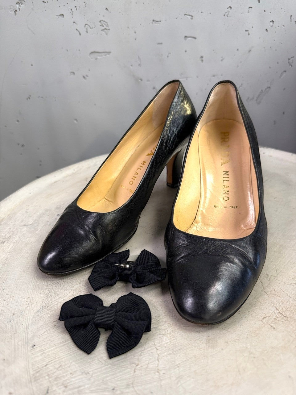 BERLIN VINTAGE CORNER Prada black leather almond-toe pumps with mid-height heels and detachable ribbon bows