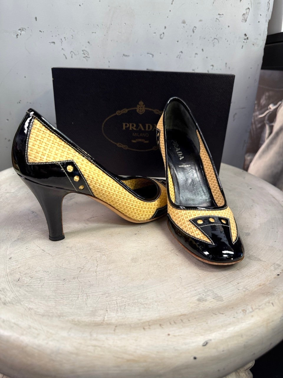 BERLIN VINTAGE CORNER Prada pumps in woven raffia and black patent leather with stud details and mid-height heels.