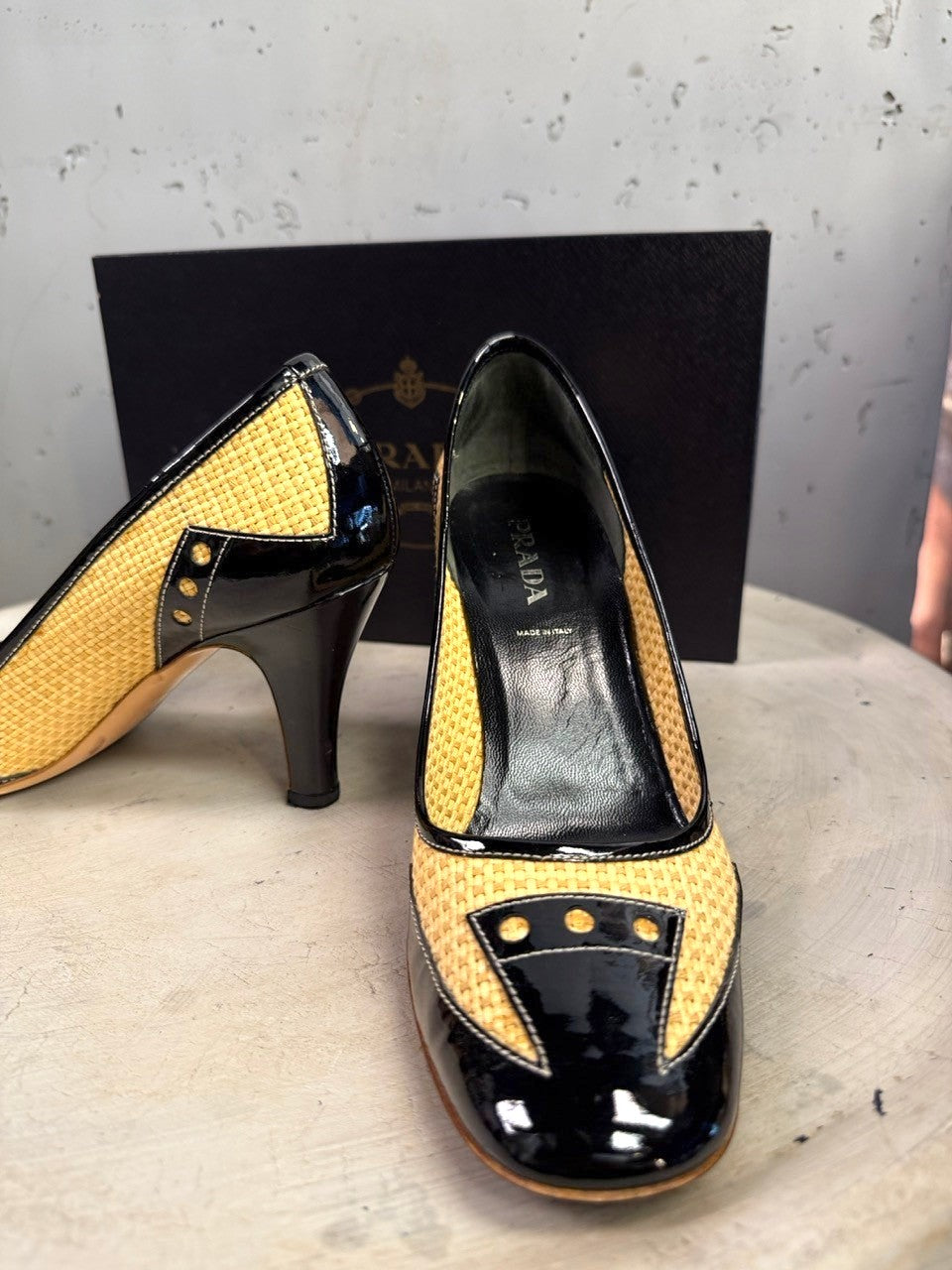 BERLIN VINTAGE CORNER Prada pumps in woven raffia and black patent leather with stud details and mid-height heels.