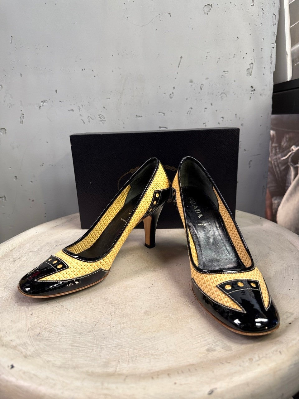 BERLIN VINTAGE CORNER Prada pumps in woven raffia and black patent leather with stud detailing and mid-height heels.