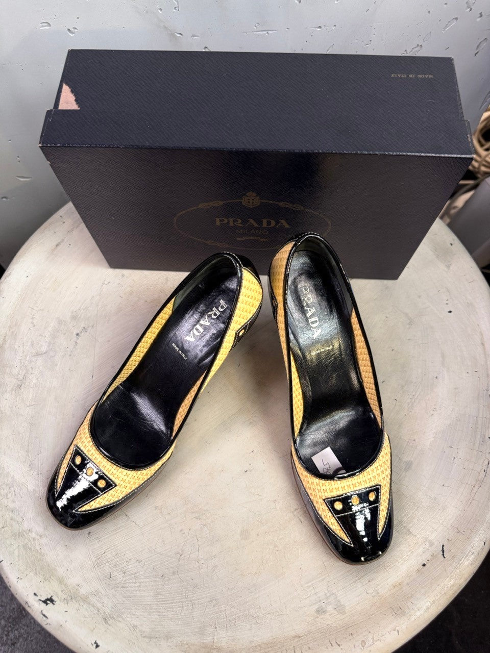 BERLIN VINTAGE CORNER Prada pumps in woven raffia and black patent leather with stud details and original shoe box.