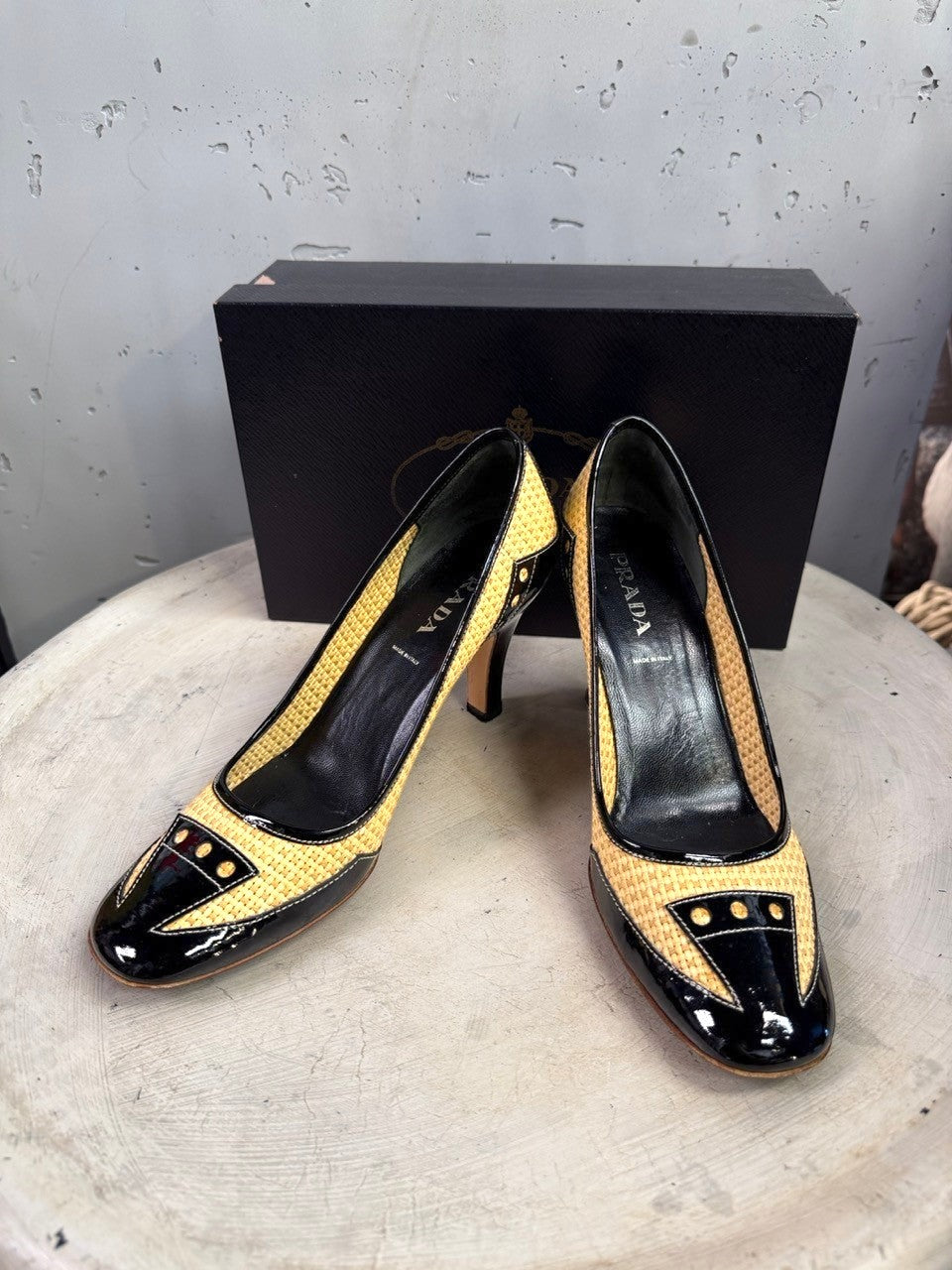 BERLIN VINTAGE CORNER Prada pumps in woven raffia and black patent leather with stud details on a round toe