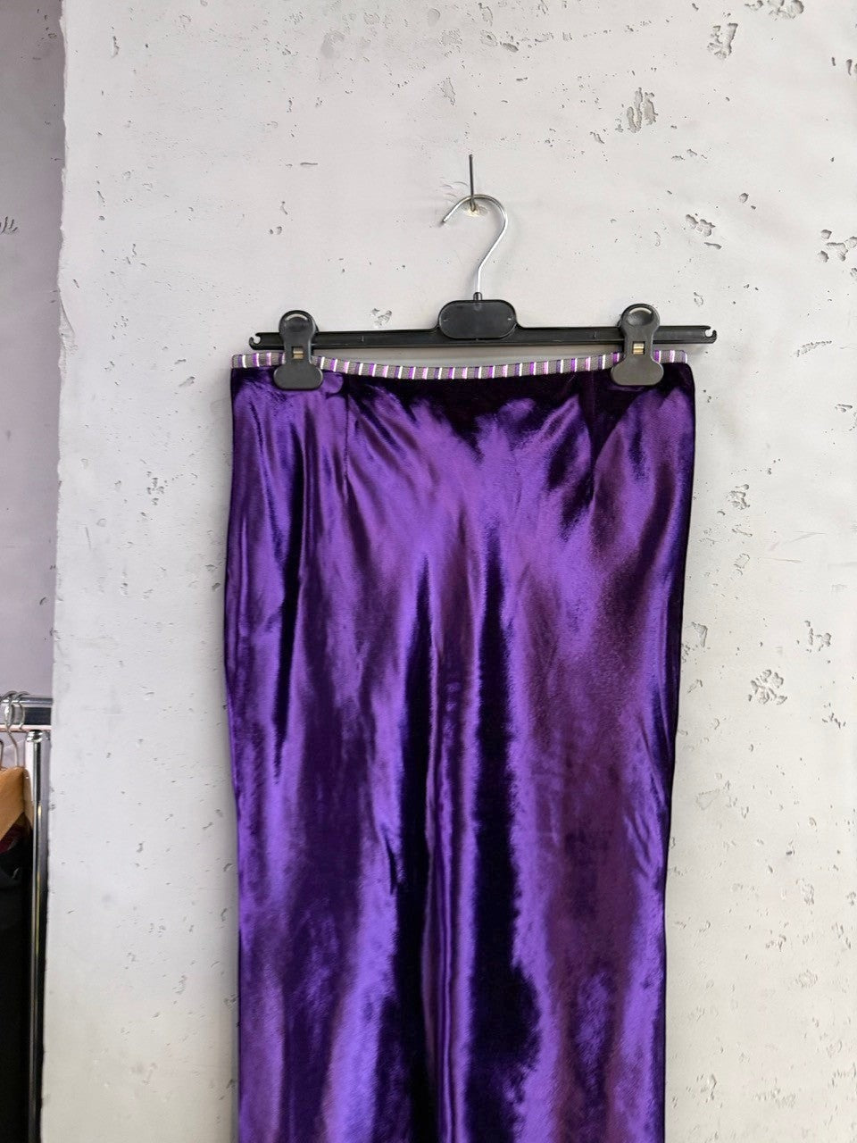 BERLIN VINTAGE CORNER deep purple satin midi skirt with decorative waistband, fluid silhouette, and shimmering finish.