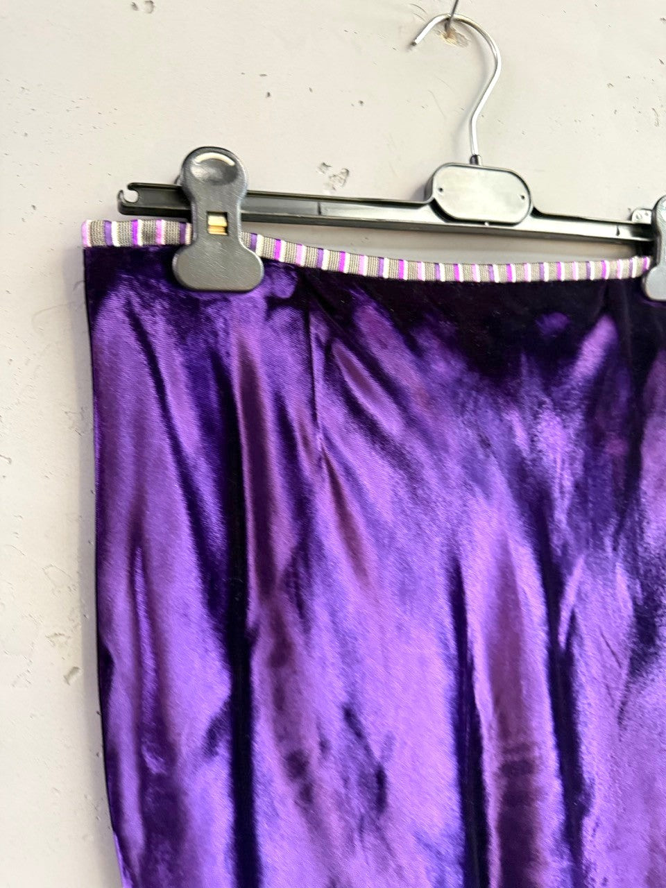BERLIN VINTAGE CORNER deep purple satin midi skirt with decorative striped waistband
