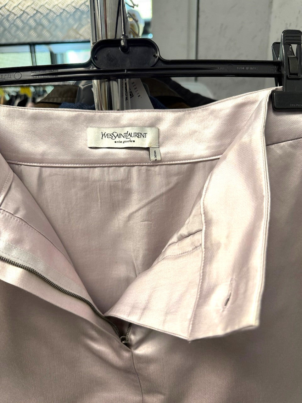 BERLIN VINTAGE CORNER light purple satin pencil skirt with tonal paneling and zip closure.