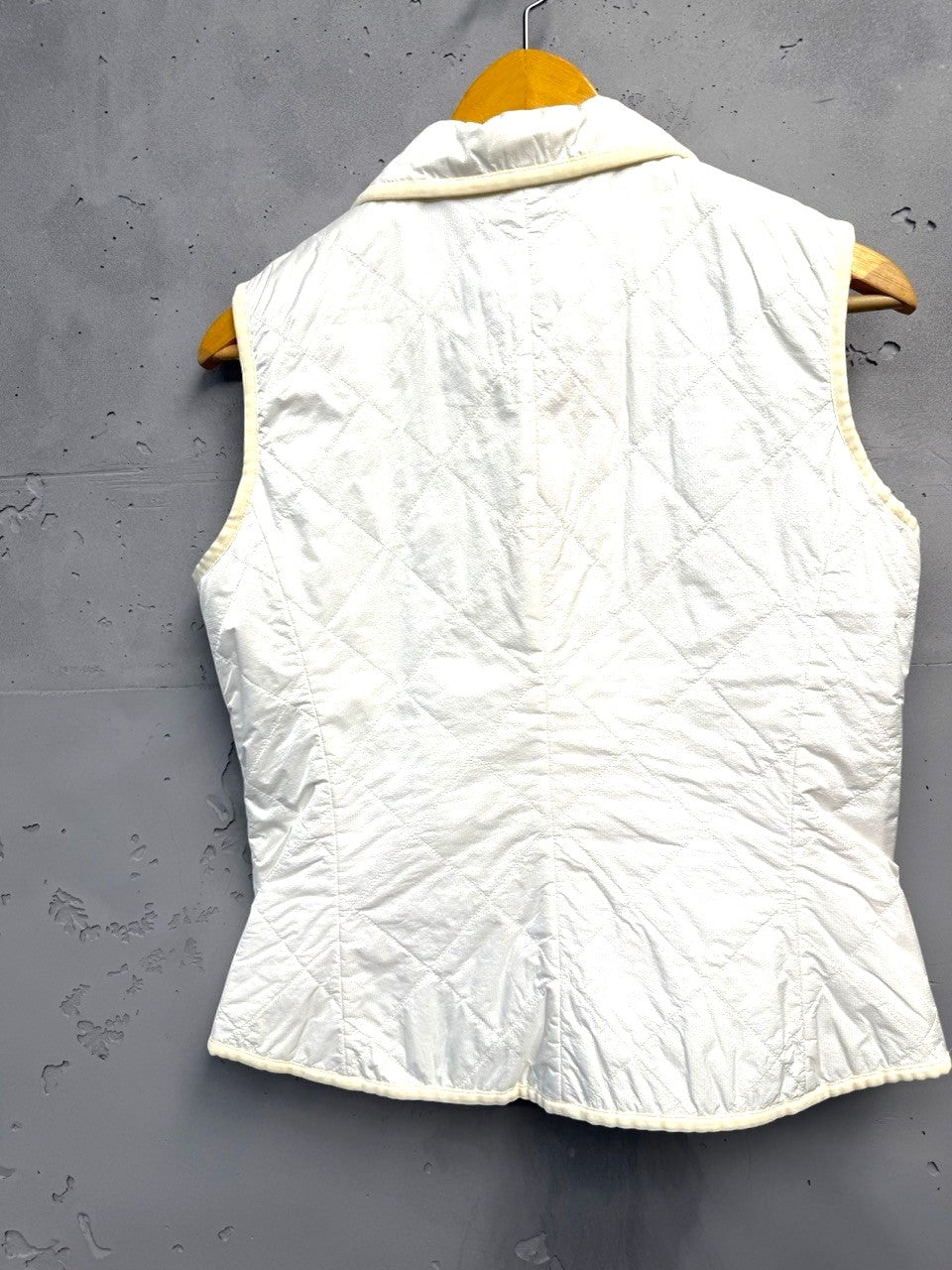 BERLIN VINTAGE CORNER off-white quilted padded vest with stand-up collar and cream trim. Lightweight, shimmering material.
