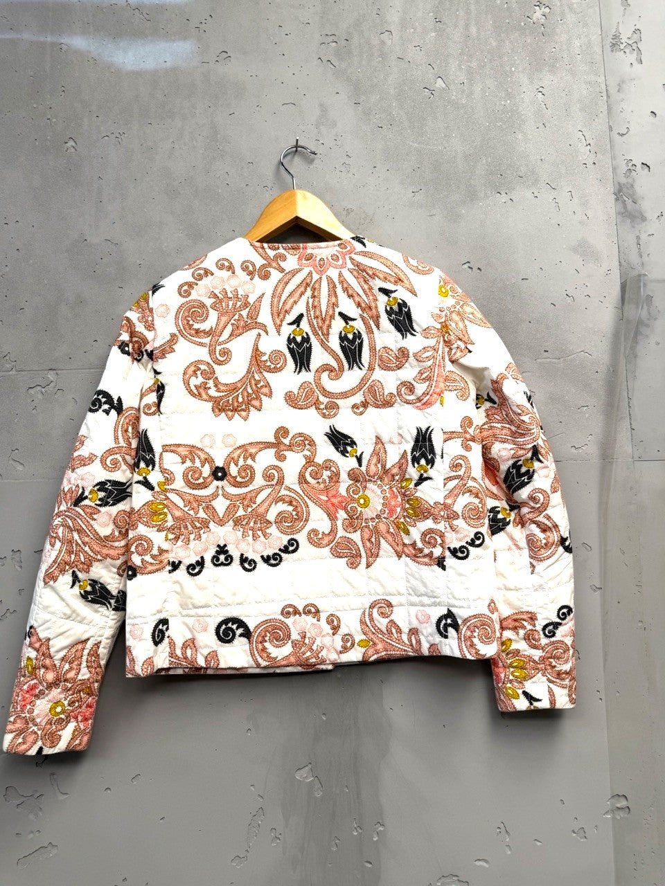 BERLIN VINTAGE CORNER quilted jacket with paisley and floral print in pink, black, and yellow on white. Round neckline, button front.