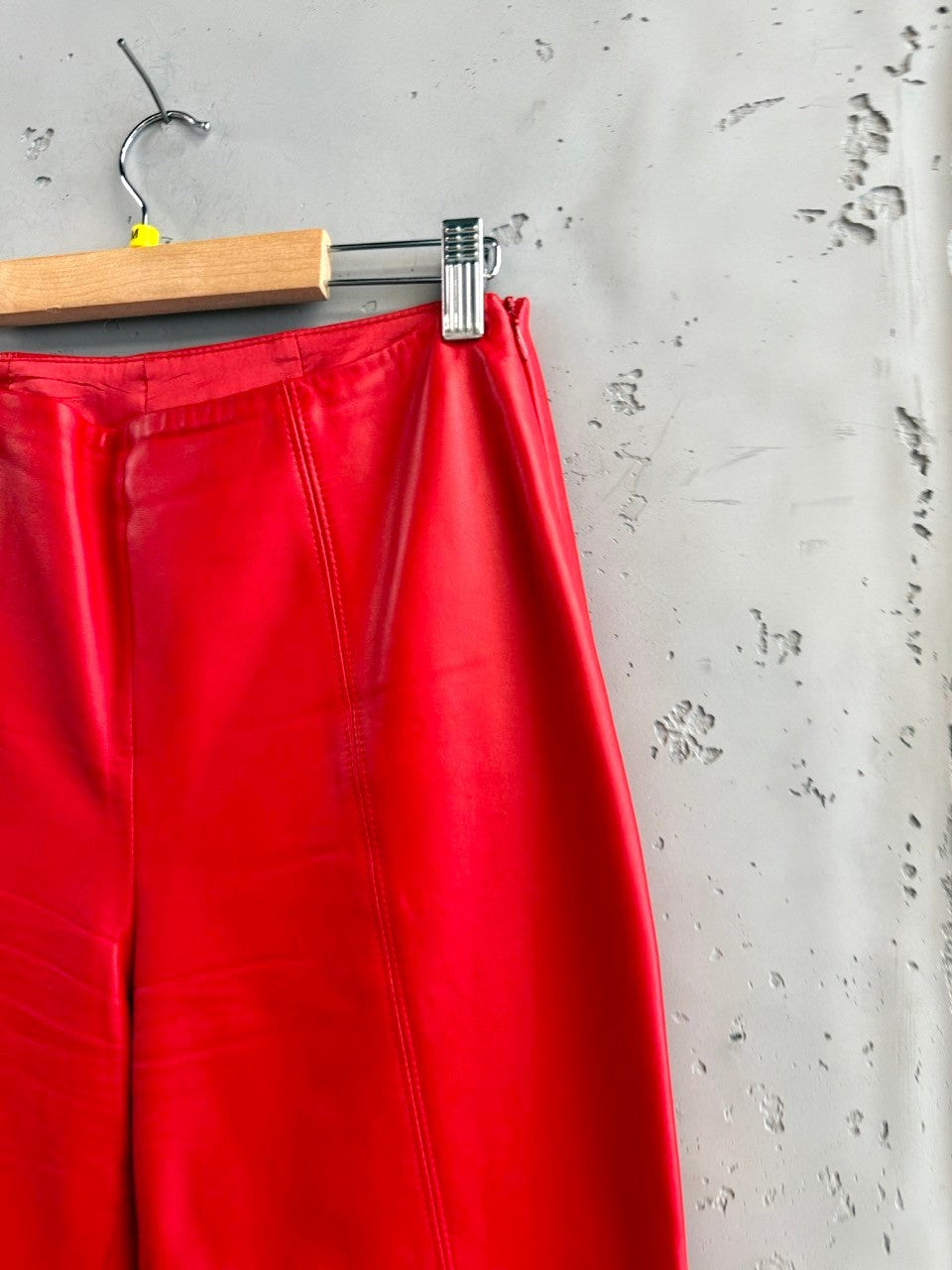 BERLIN VINTAGE CORNER red leather cropped pants with meticulous stitching and a classic cut.