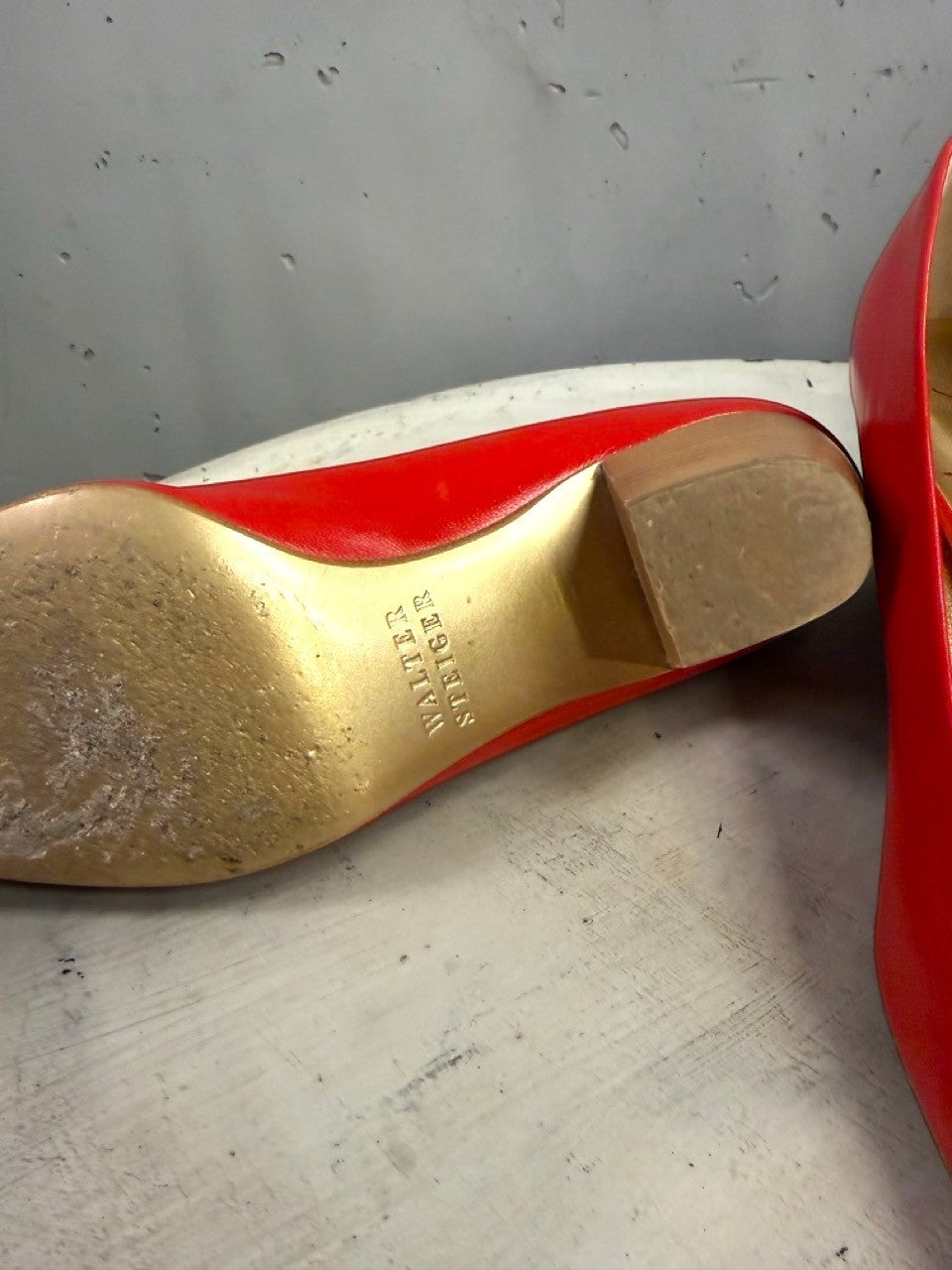 BERLIN VINTAGE CORNER red leather Walter Steiger pumps featuring a gold-toned footbed and sturdy block heel.