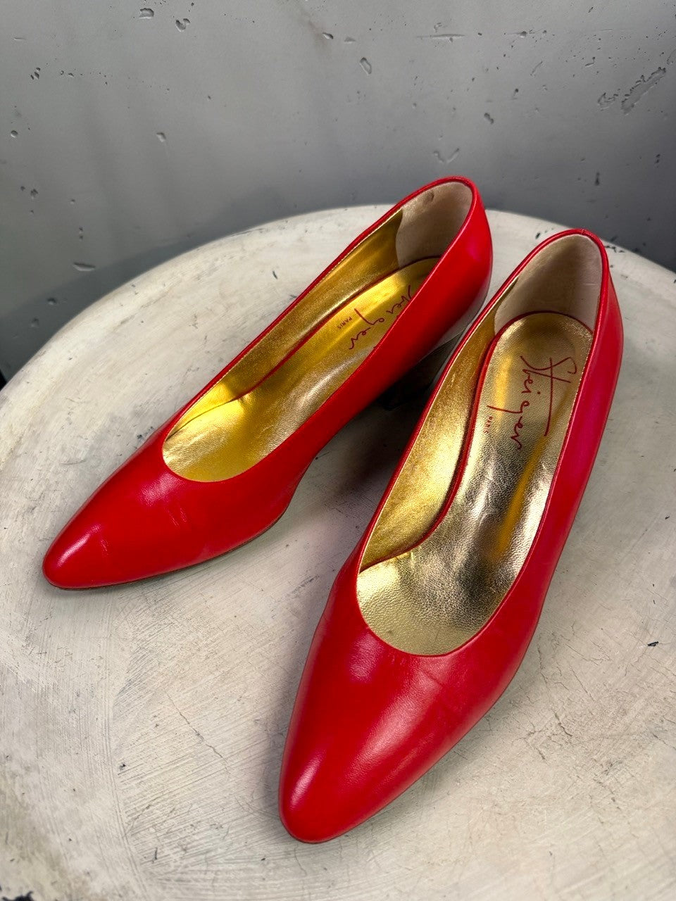 BERLIN VINTAGE CORNER red leather Walter Steiger pumps with pointed toes and metallic gold insoles.