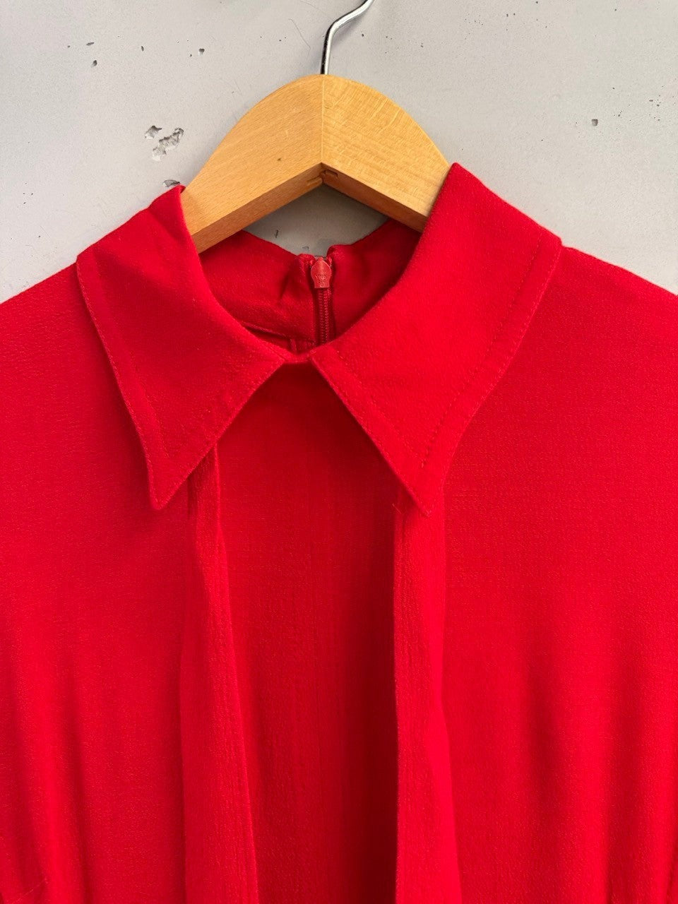 BERLIN VINTAGE CORNER red long sleeve mini dress with collar and tie detail
