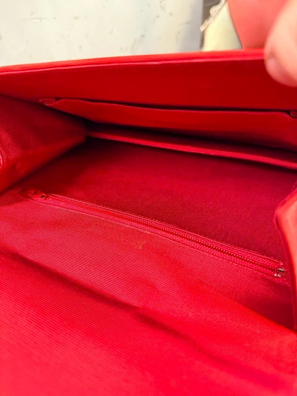 BERLIN VINTAGE CORNER red patent leather clutch bag with ribbed interior lining and snap closure.