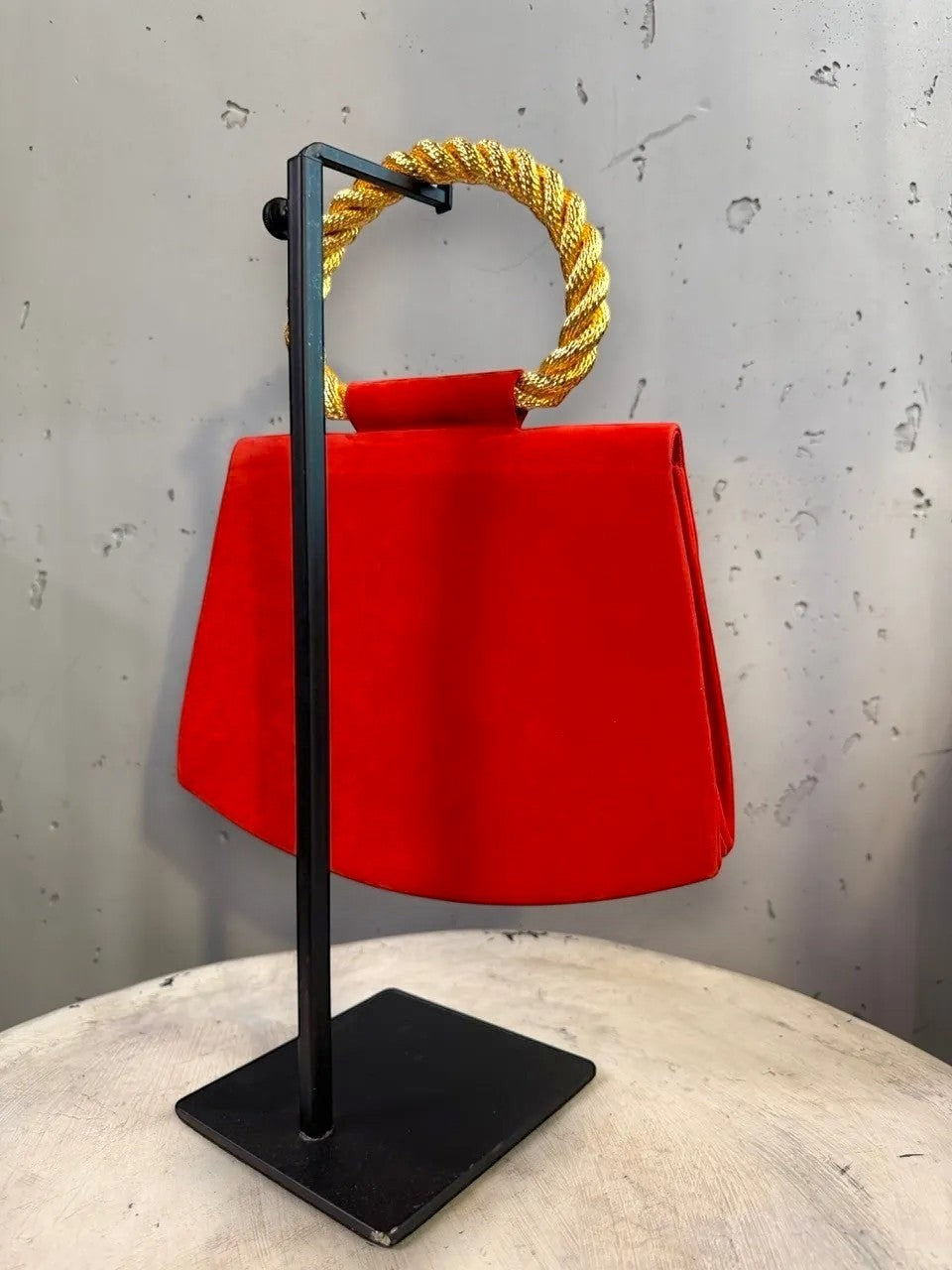 BERLIN VINTAGE CORNER red patent leather clutch bag with gold twisted handle and snap closure.