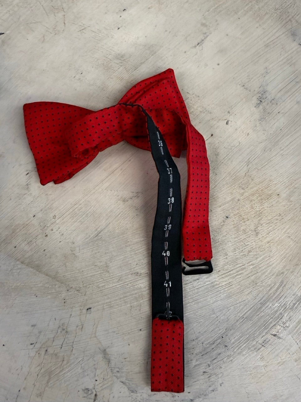 BERLIN VINTAGE CORNER red silk bow tie with black polka dots and adjustable strap