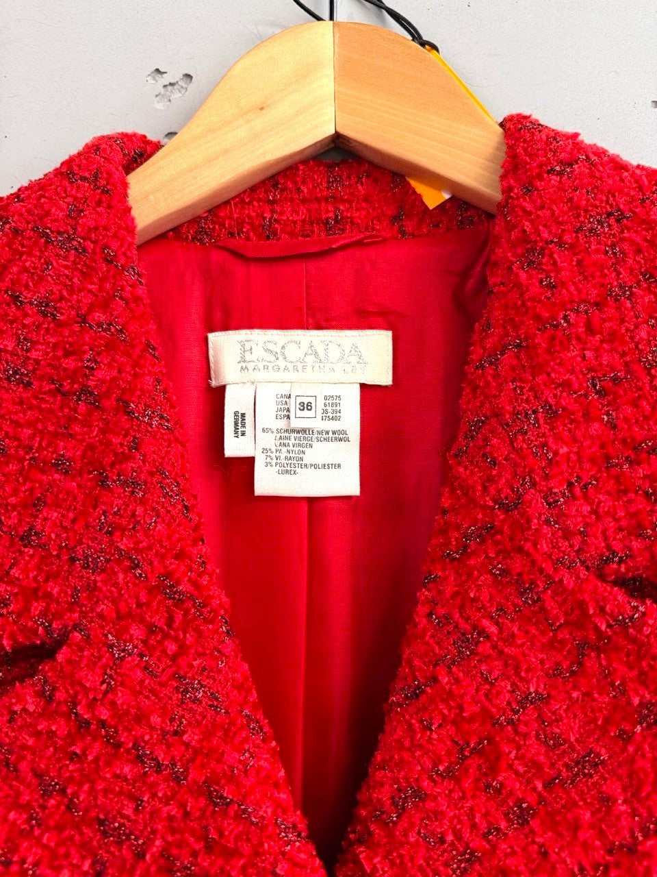 BERLIN VINTAGE CORNER red textured tweed blazer with boucle weave and dark threads. Classic collar, single button closure.