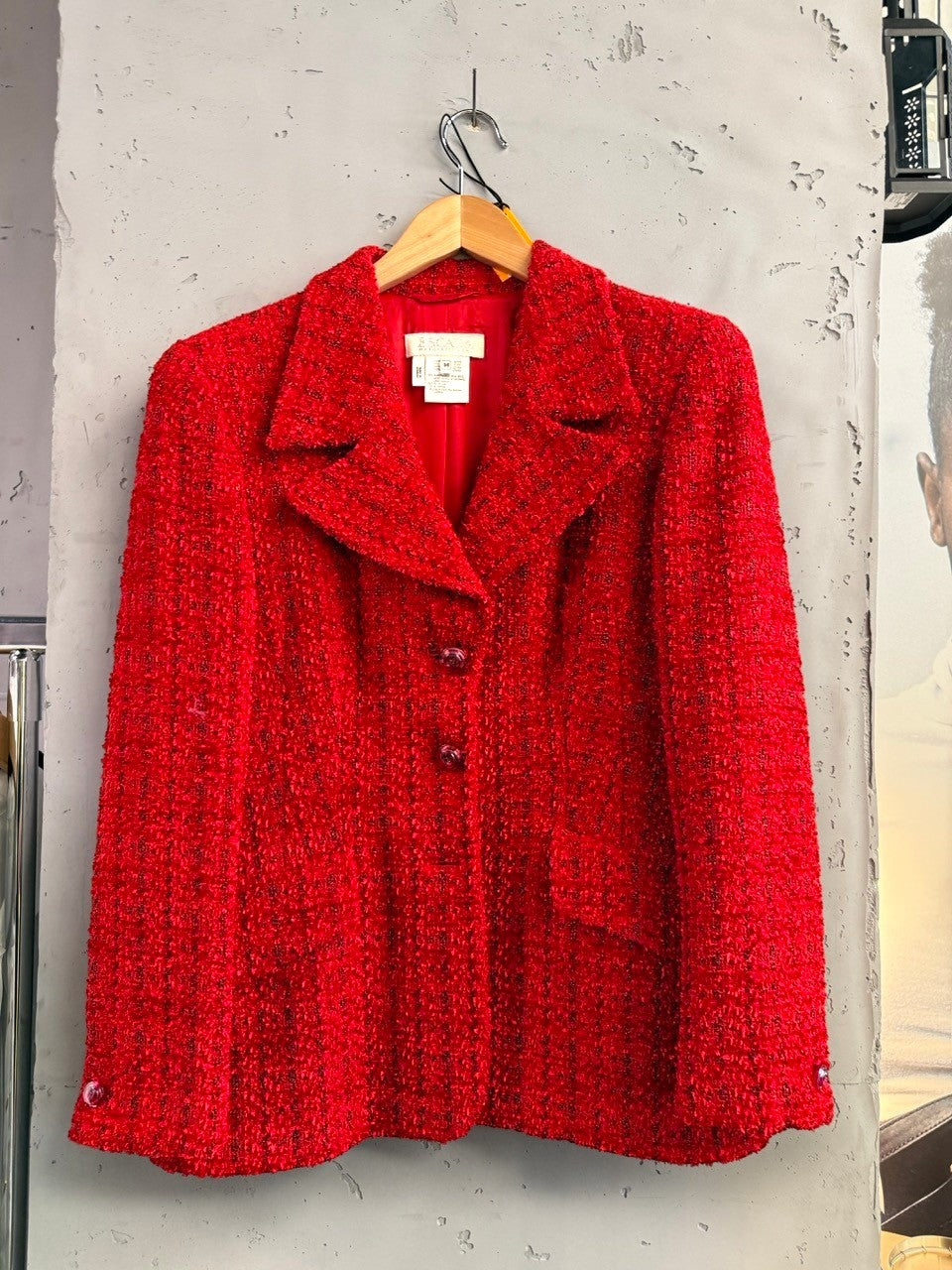 BERLIN VINTAGE CORNER red textured tweed blazer with classic collar and single button closure. Made of wool blend.