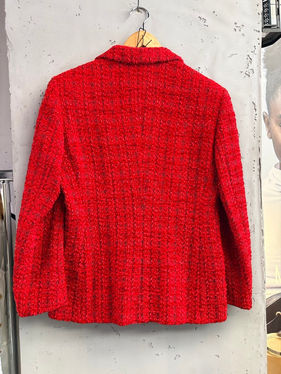 BERLIN VINTAGE CORNER red textured tweed blazer with boucle weave and dark thread accents. Classic collar, single button closure.