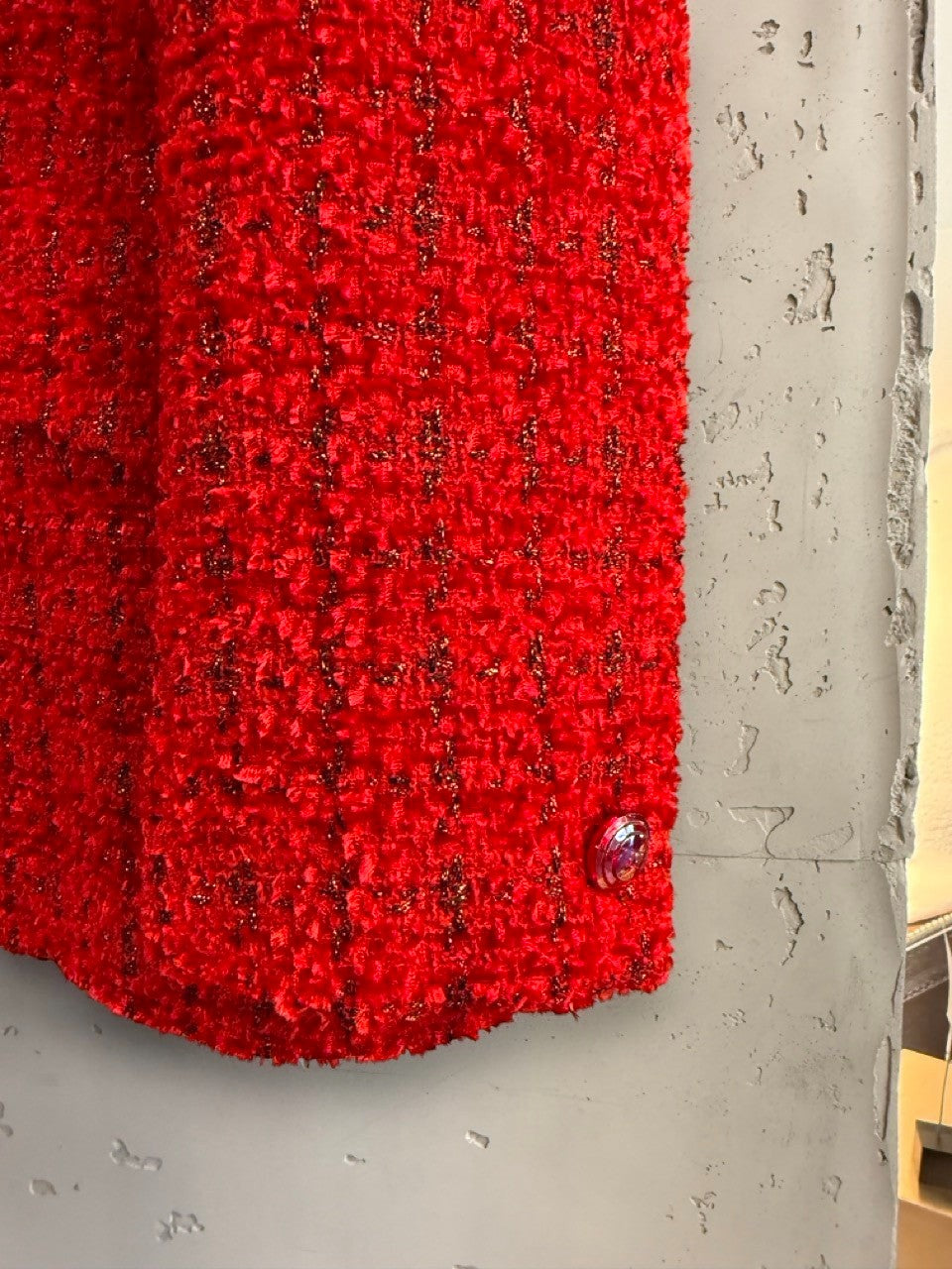 BERLIN VINTAGE CORNER red textured tweed blazer with boucle weave and single button closure.