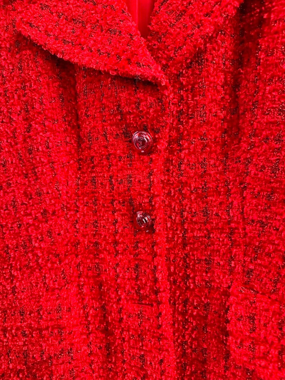 BERLIN VINTAGE CORNER red textured tweed blazer with boucle weave and dark threads, classic collar, single button closure.