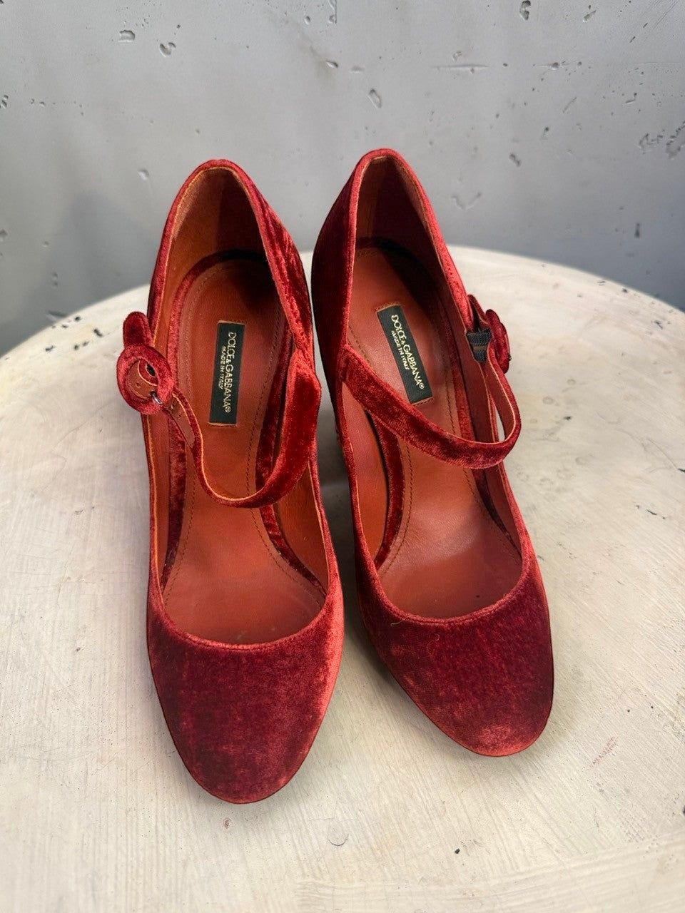 BERLIN VINTAGE CORNER Dolce & Gabbana red velvet Mary Jane pumps with a buckled strap and block heel