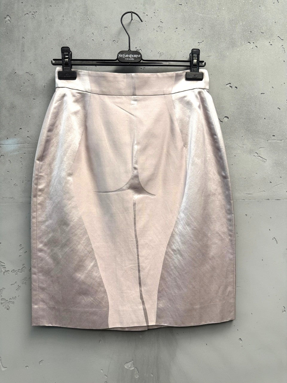 BERLIN VINTAGE CORNER satin pencil skirt with tonal graphic detail in light grey, knee-length.
