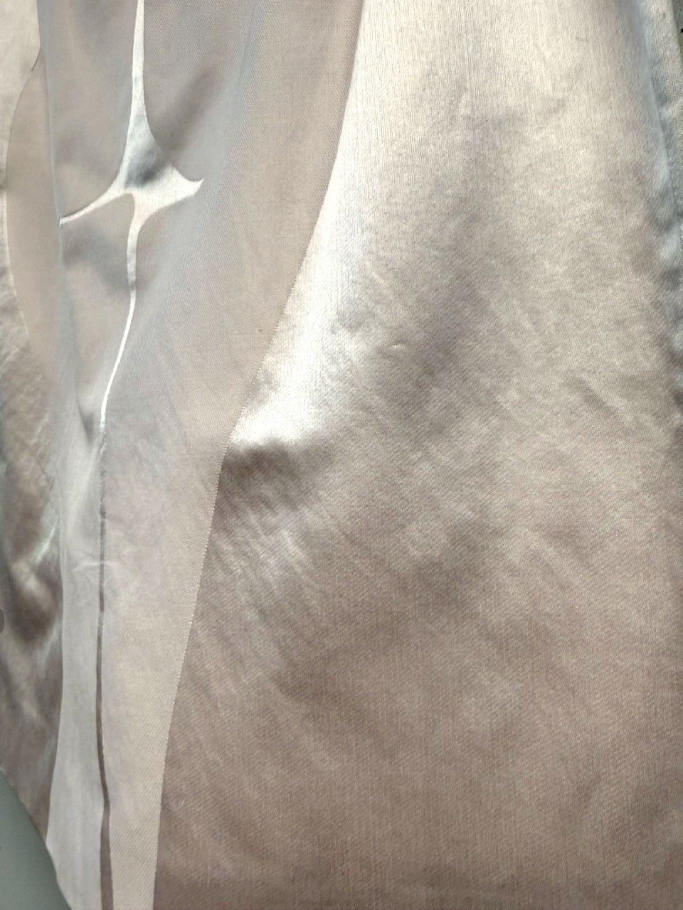 BERLIN VINTAGE CORNER satin pencil skirt with tonal graphic paneling in light grey. Luxurious shimmering fabric.