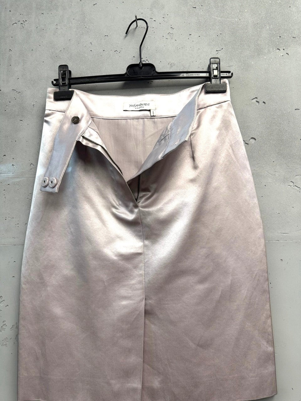 BERLIN VINTAGE CORNER satin pencil skirt in light grey with tonal paneling and button detail. Classic silhouette with a shimmering finish.