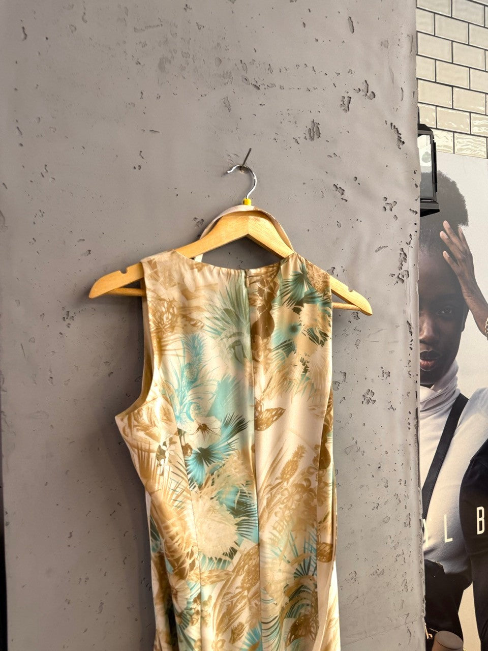 BERLIN VINTAGE CORNER sleeveless midi dress with tropical print in beige, tan, and turquoise. Lightweight flowing fabric.