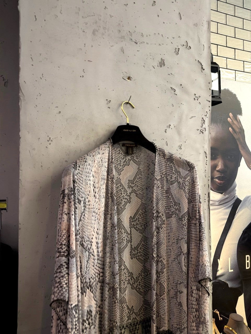 BERLIN VINTAGE CORNER grey, white, and blush pink snakeskin print kimono with fringe detail.