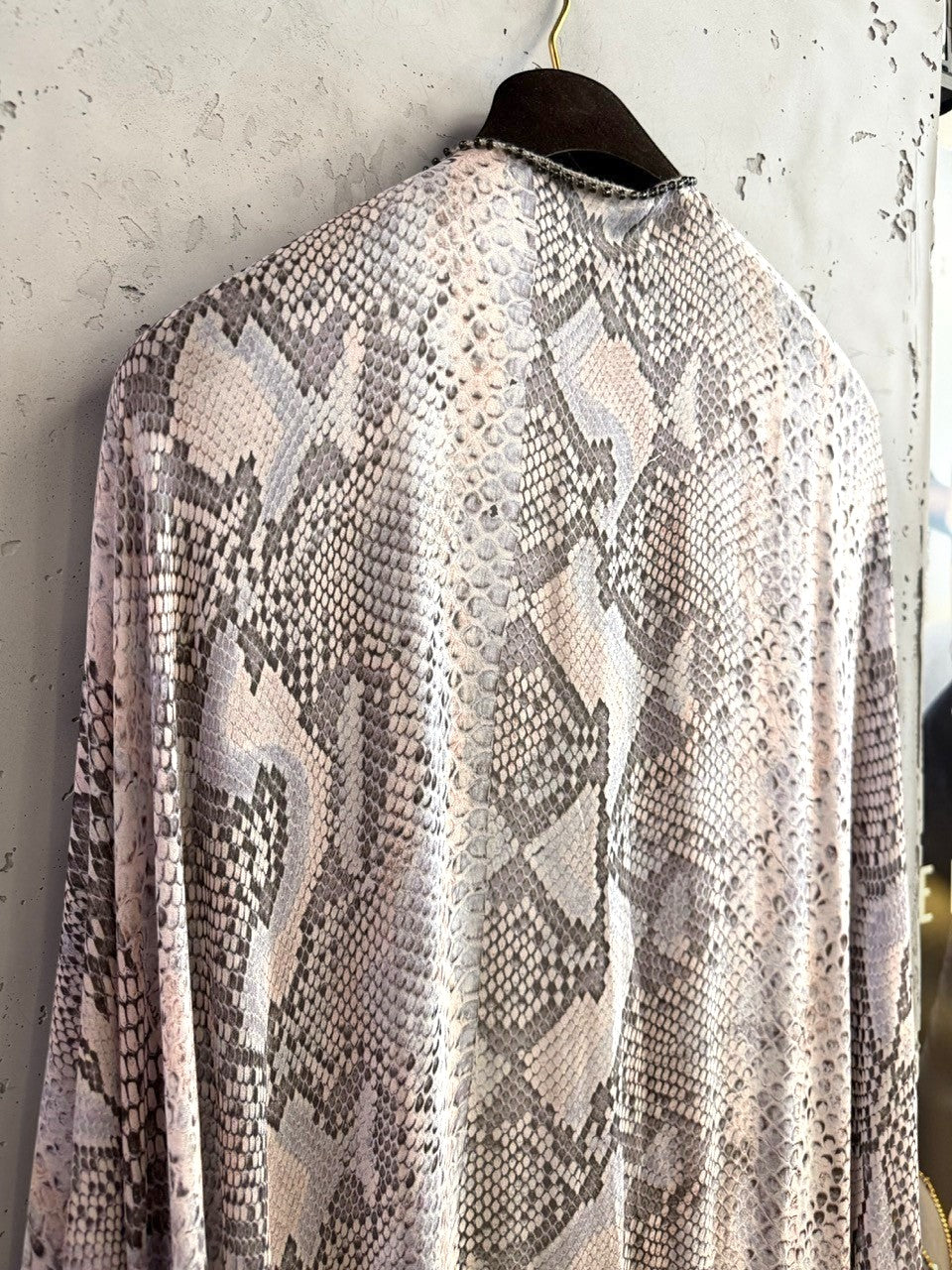 BERLIN VINTAGE CORNER grey, white, and blush pink snakeskin print kimono with fringe detail.