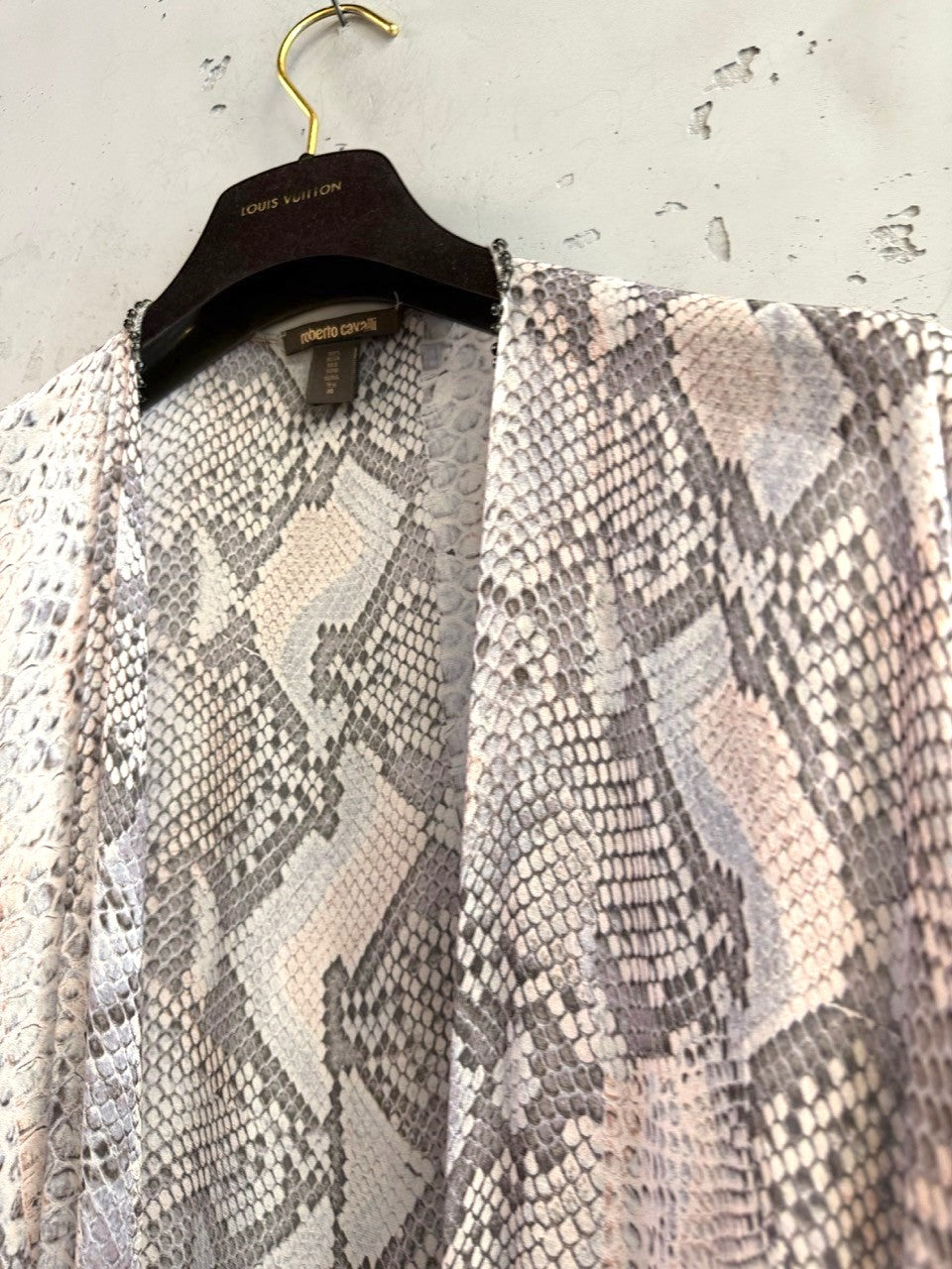 BERLIN VINTAGE CORNER grey, white, and blush pink snakeskin print kimono with fringe detail.