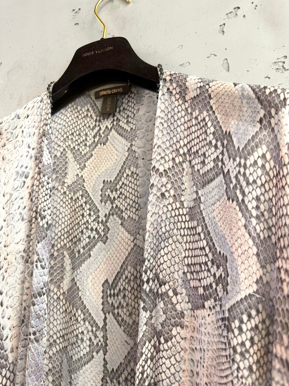 BERLIN VINTAGE CORNER grey, white, and blush pink snakeskin print kimono with fringe. Lightweight, flowing fabric.