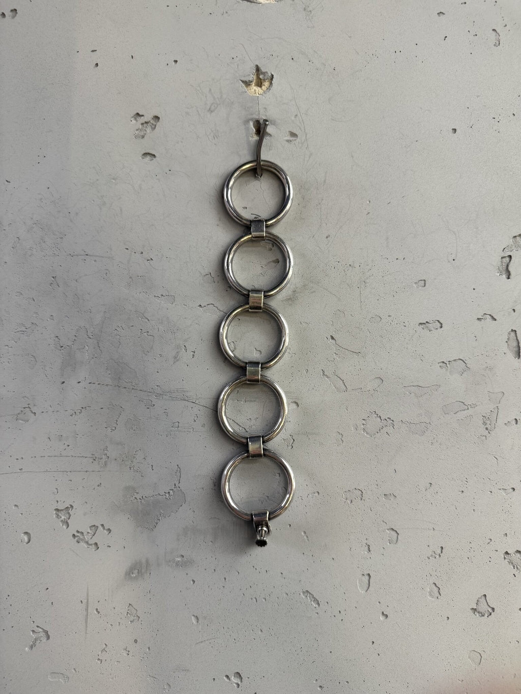 BERLIN VINTAGE CORNER sterling silver bracelet featuring five interconnected circular links and a screw-clasp closure.