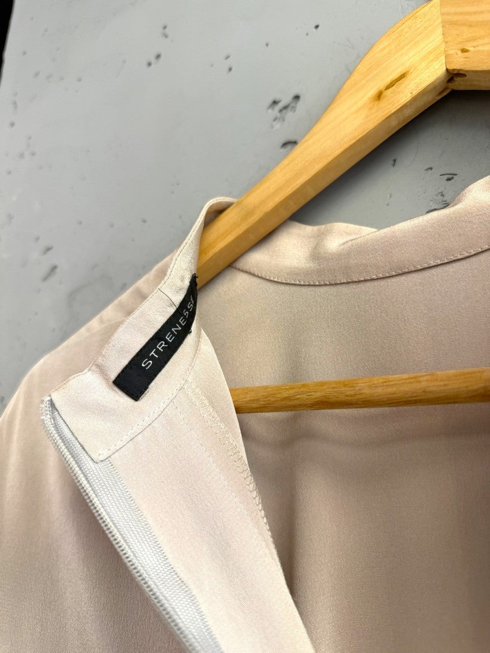 BERLIN VINTAGE CORNER Strenesse champagne long sleeve mock neck blouse with front zipper and back pleat detail.