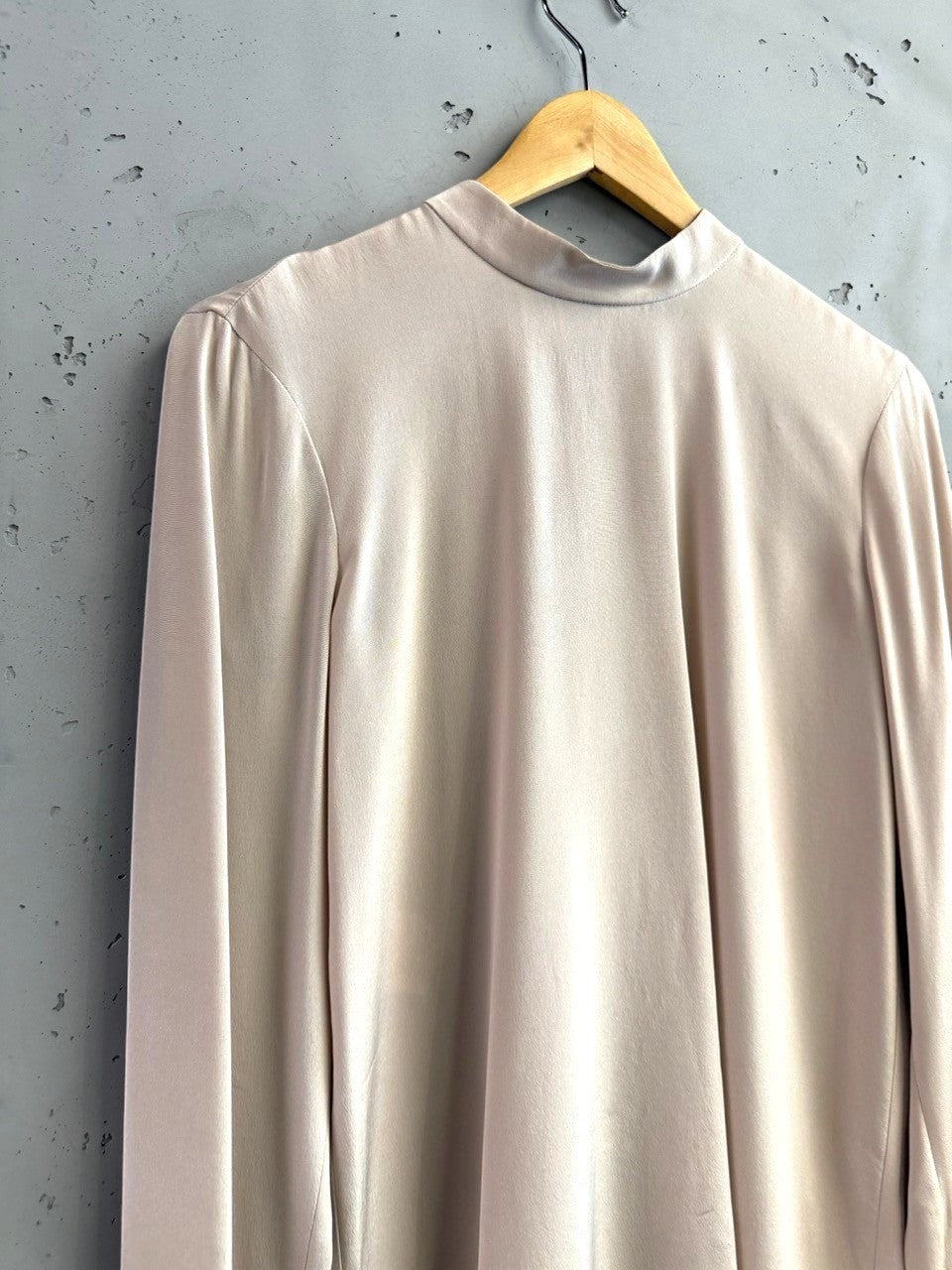 BERLIN VINTAGE CORNER Strenesse long sleeve mock neck blouse in champagne lustrous fabric with front zipper and back pleat detail.
