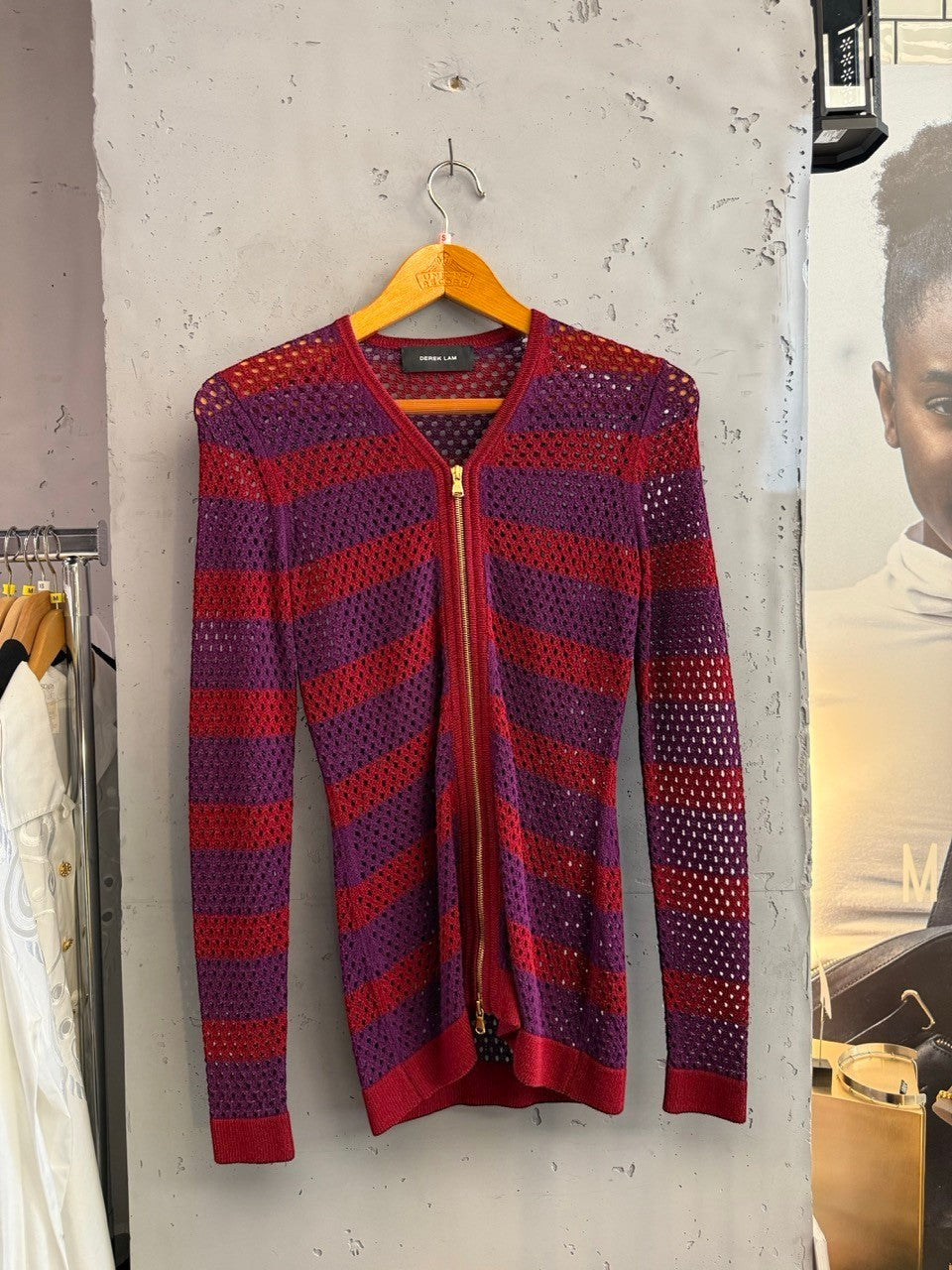 BERLIN VINTAGE CORNER open-knit cardigan with purple and burgundy stripes, V-neck, and gold zipper.