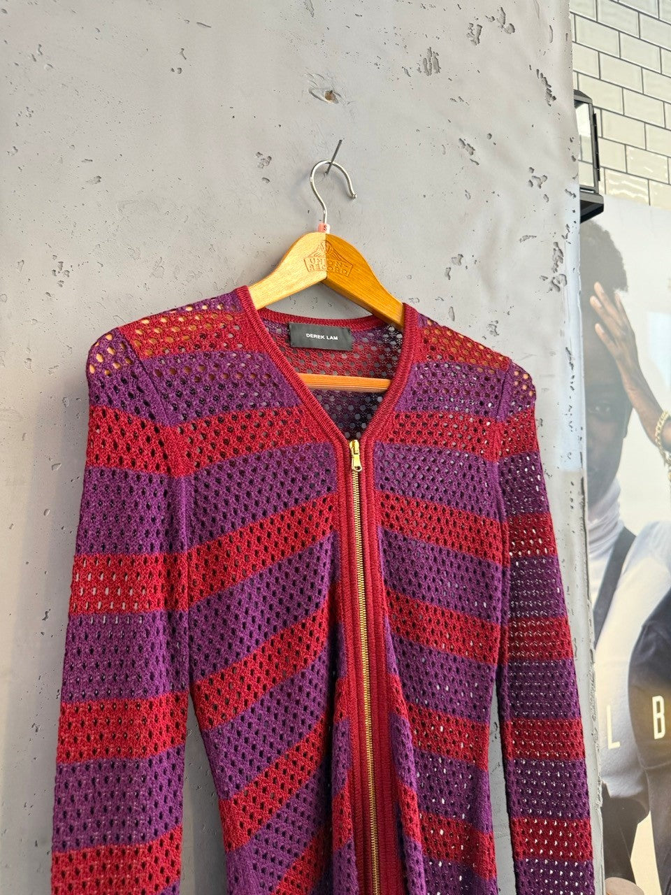 BERLIN VINTAGE CORNER open-knit cardigan with purple and burgundy stripes, V-neck, and gold zipper.