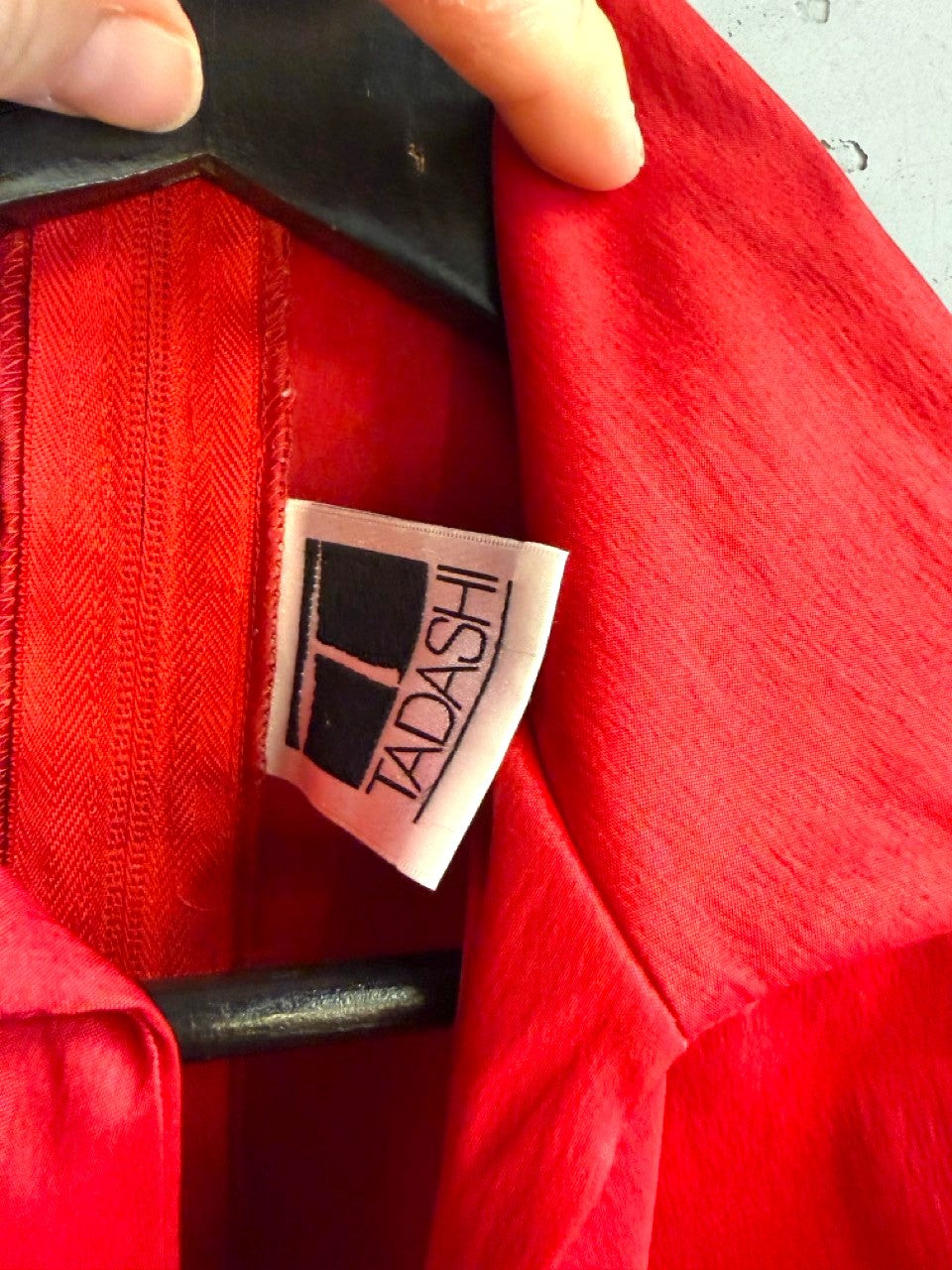 BERLIN VINTAGE CORNER Tadashi red long sleeve blouse with pointed collar and brand label detail