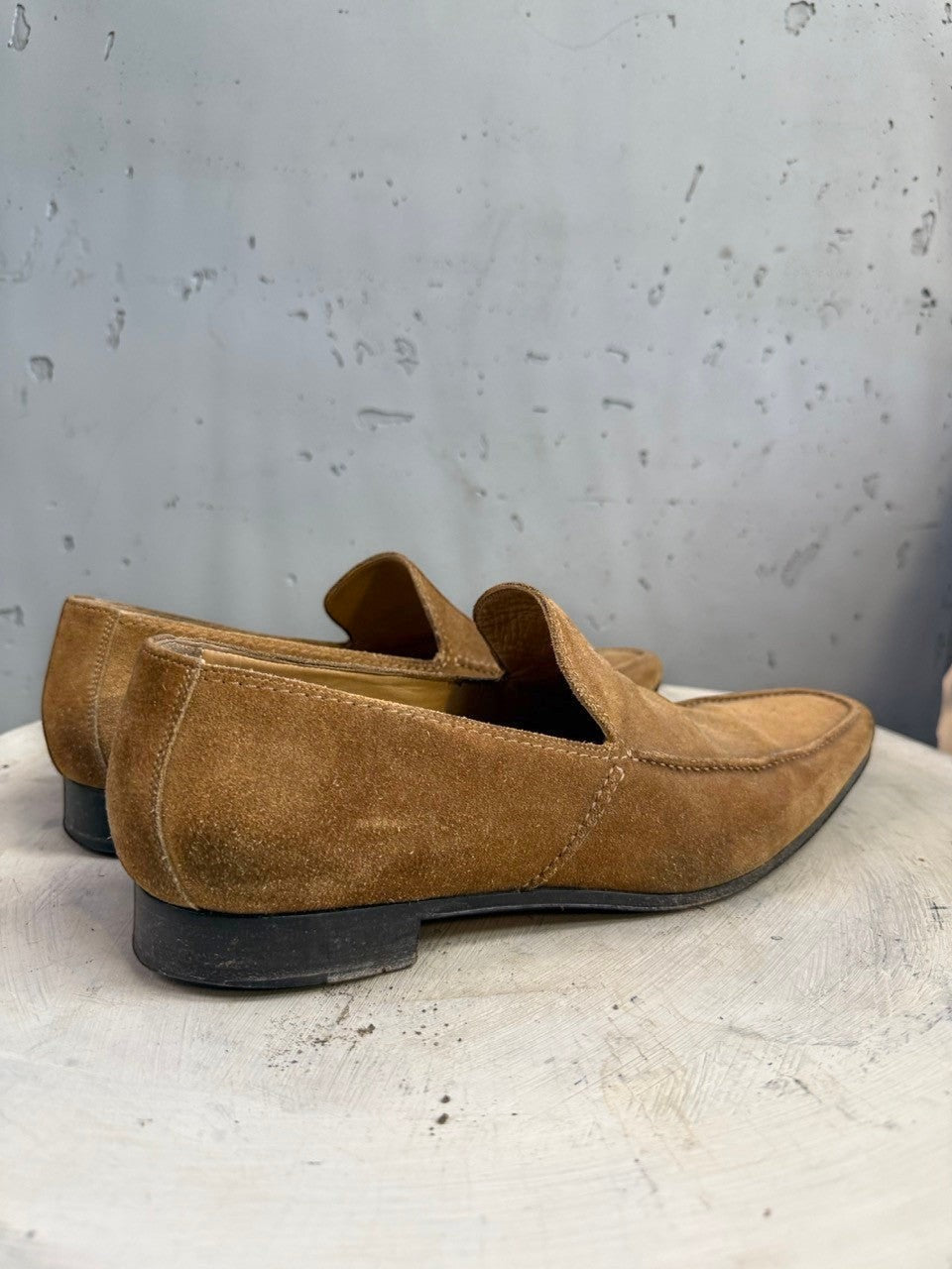 BERLIN VINTAGE CORNER tan suede slip-on loafers with a pointed toe and subtle stitching detail.